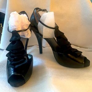 Vanni Collection black stiletto sandles with front satin ribbon ruffle